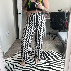 NWOT. Black and white wavy print straight-leg pants